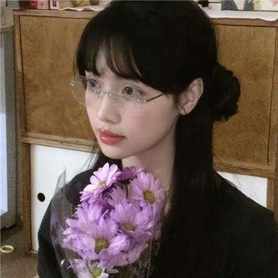 落在她身边